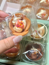 Load image into Gallery viewer, [日本零食] Tokyo Tulip Rose 夹心饼干
