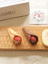 Load image into Gallery viewer, [日本零食] Audrey 草莓奶油卷
