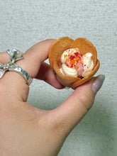 Load image into Gallery viewer, [日本零食] Tokyo Tulip Rose 夹心饼干
