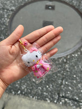 Load image into Gallery viewer, [日本] 京都 和服KITTY 吊饰
